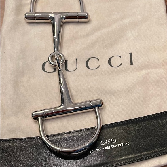 Gucci statement piece with oversized silver buckle and shiny leather strap - Picture 2 of 9